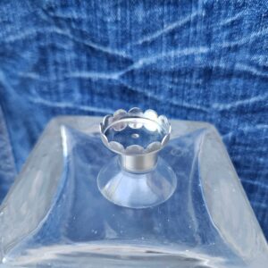 Accessoire zéro déchet de la savonnerie artisanale Sabuni & Cie. Porte savon aimanté. Société aidée travailleurs handicapés. Porte savon aimanté sur fond bleu jeans.