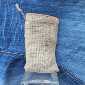 Accessoire zéro déchet de la savonnerie artisanale Sabuni & Cie. Sauve savon en toile de jute. Upcycling. Sauve savon sur fond bleu jeans
