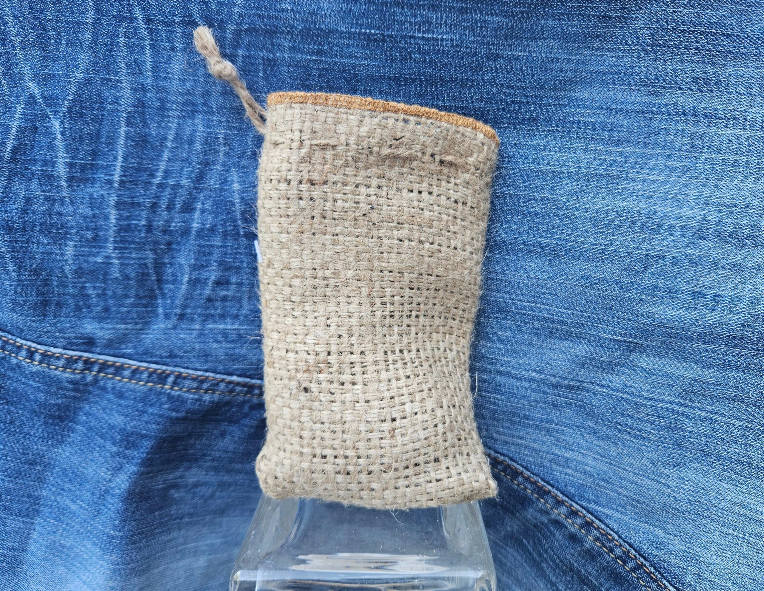 Accessoire zéro déchet de la savonnerie artisanale Sabuni & Cie. Sauve savon en toile de jute. Upcycling. Sauve savon sur fond bleu jeans