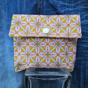 Accessoire zéro déchet de la savonnerie artisanale Sabuni & Cie. Pochette à savon artisanale, Tissu eoko-tex bio. Fait main dans les Yvelines. Pochette à savon sur fond bleu jeans.