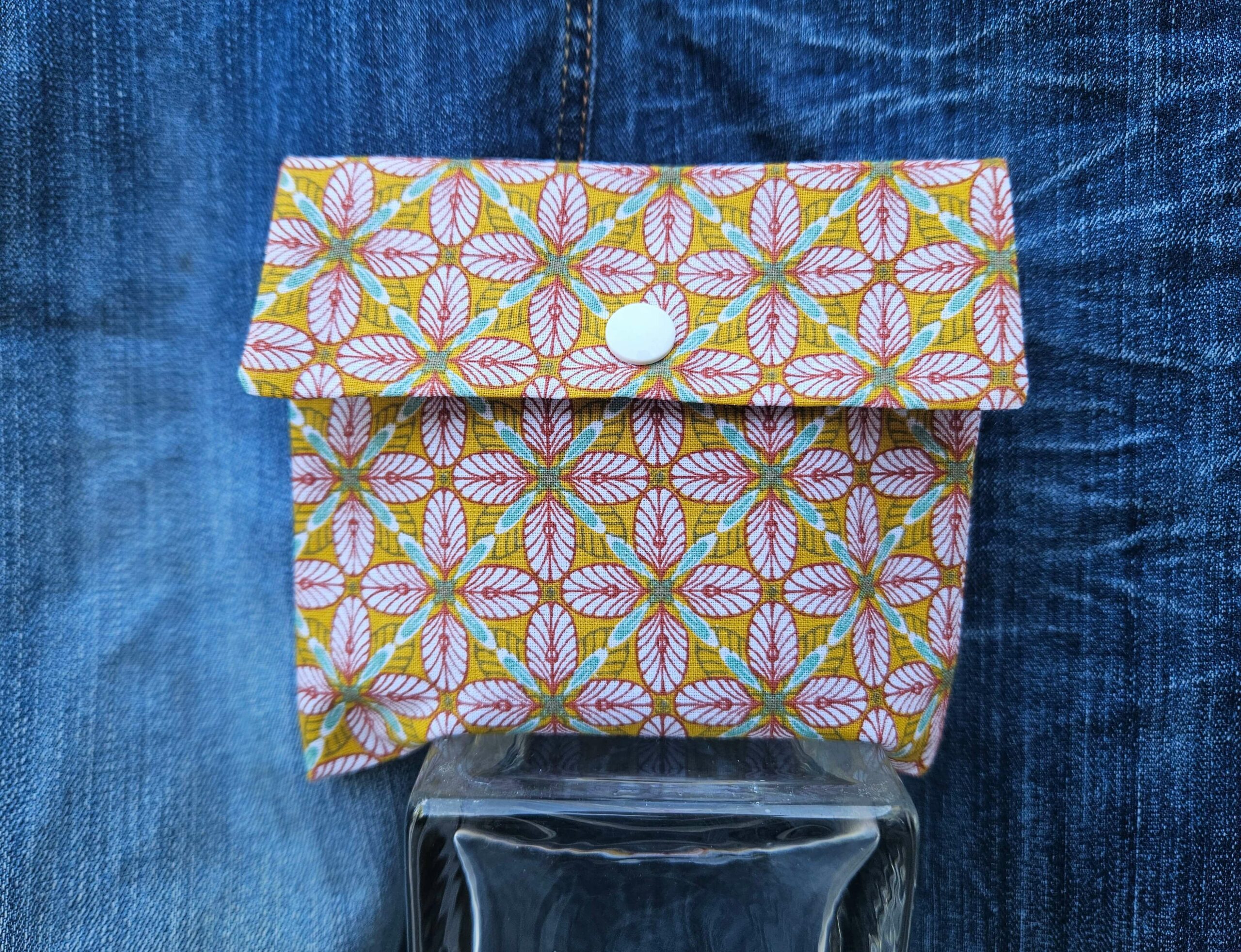 Accessoire zéro déchet de la savonnerie artisanale Sabuni & Cie. Pochette à savon artisanale, Tissu eoko-tex bio. Fait main dans les Yvelines. Pochette à savon sur fond bleu jeans.