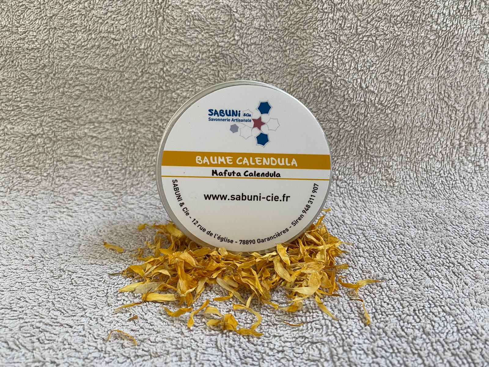 Photo d'un pot de baume Sabuni & Cie posé sur une serviette