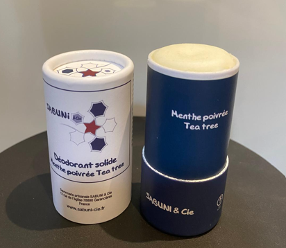 Photo du stick du déodorant "menthe poivrée - tea tree" ouvert avec le couvercle posé à côté.