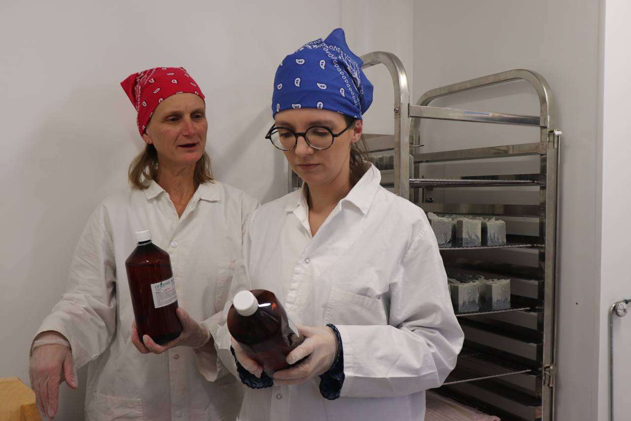 Sabuni & Cie - Aurore Berger - huiles essentielles Image colorée avec des oeufs et une tête de lapin pour promouvoir le marché de Beynes pour Paques
