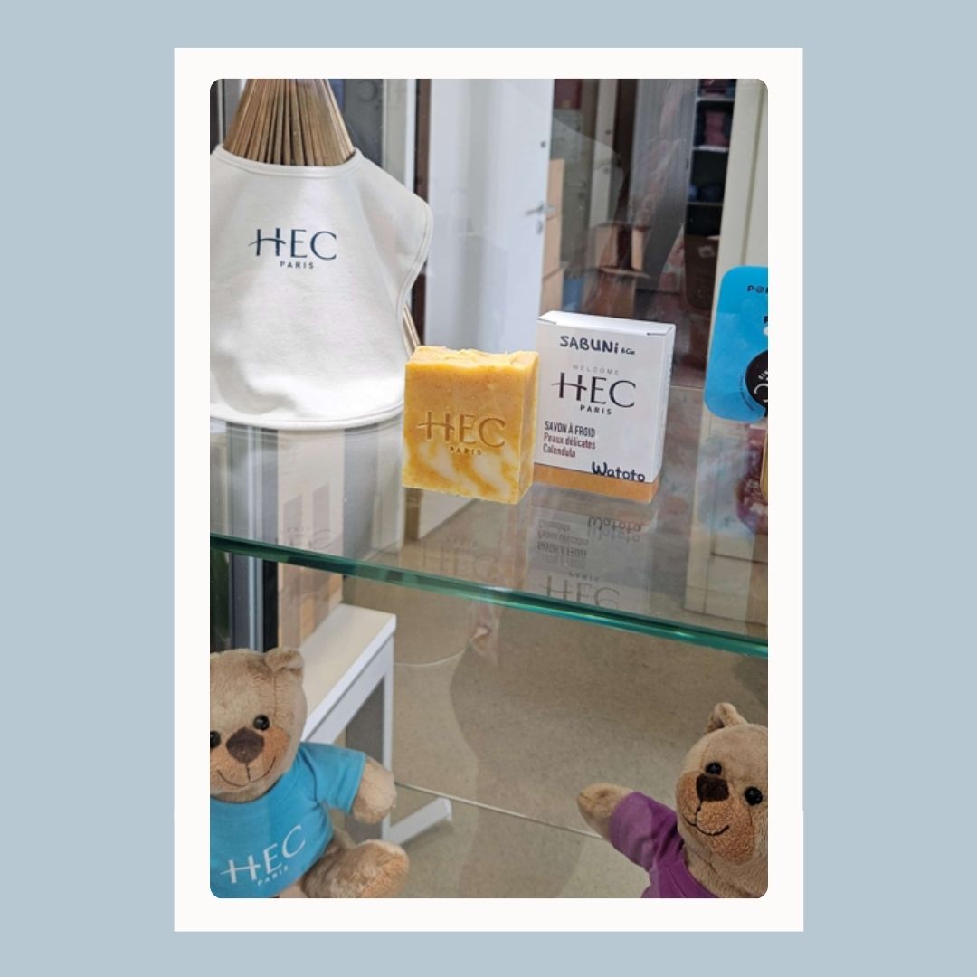 HEC boutique - partenariat SABUNI & Cie Photo de la boutique d'HEC avec un savon Sabuni & Cie dans la vitrine