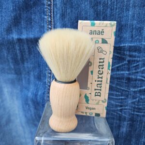 Accessoire zéro déchet de la savonnerie artisanale Sabuni & Cie. Blaireau vegan fabriqué en Europe. Eponge konjac sur fond bleu jeans.