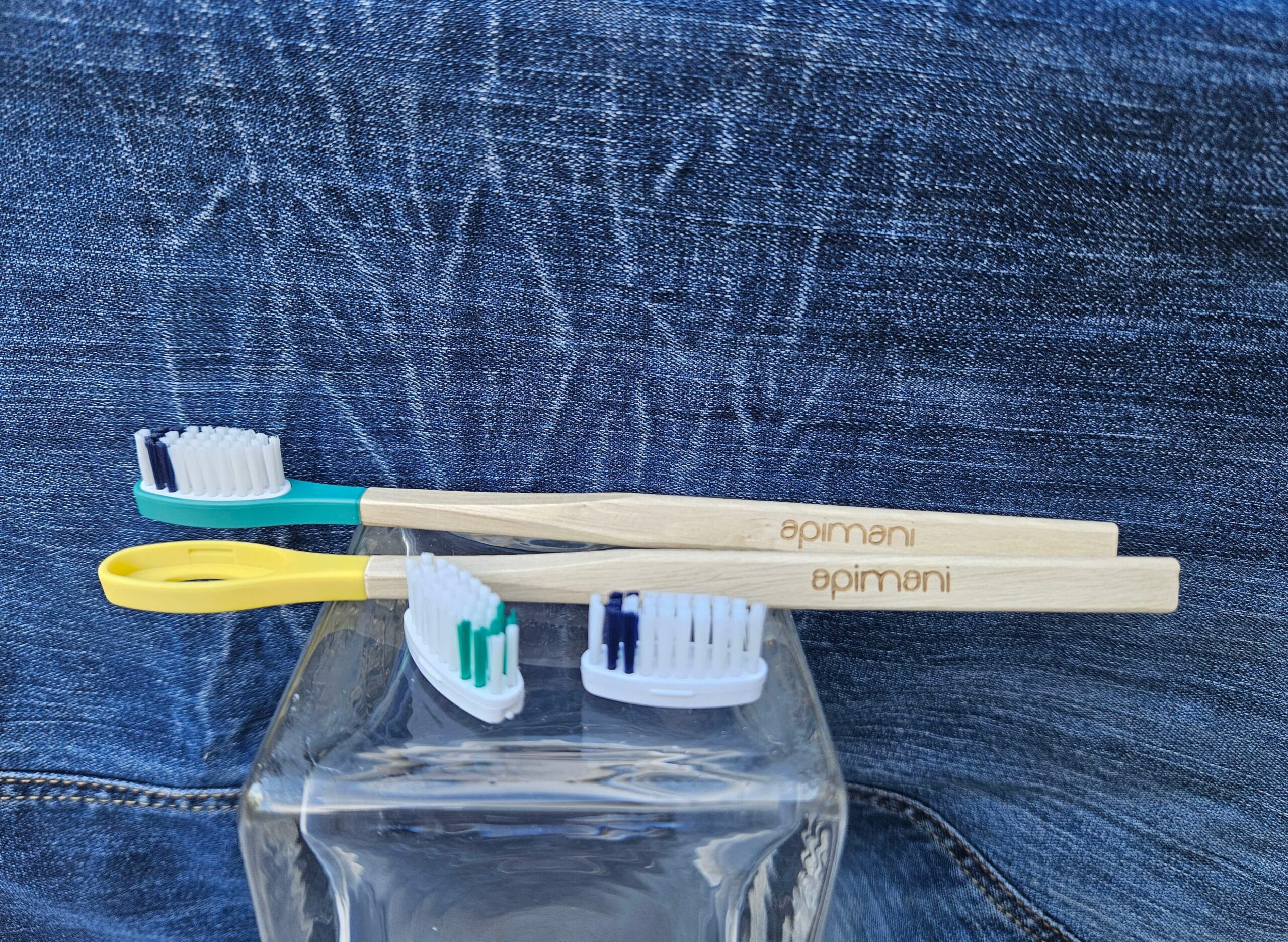 Accessoire zéro déchet de la savonnerie artisanale Sabuni & Cie. Brosse à dents en bois à tête rechargeable. Fait en France. Brosse à dents en bois à tête rechargeable sur fond bleu jeans.