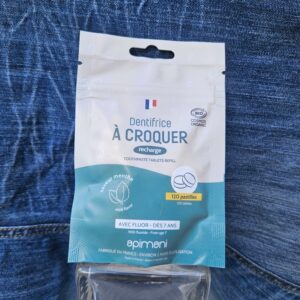 Accessoire zéro déchet de la savonnerie artisanale Sabuni & Cie. Dentifrice solide à croquer. Fait en France. Dentifrice sur fond bleu jeans.