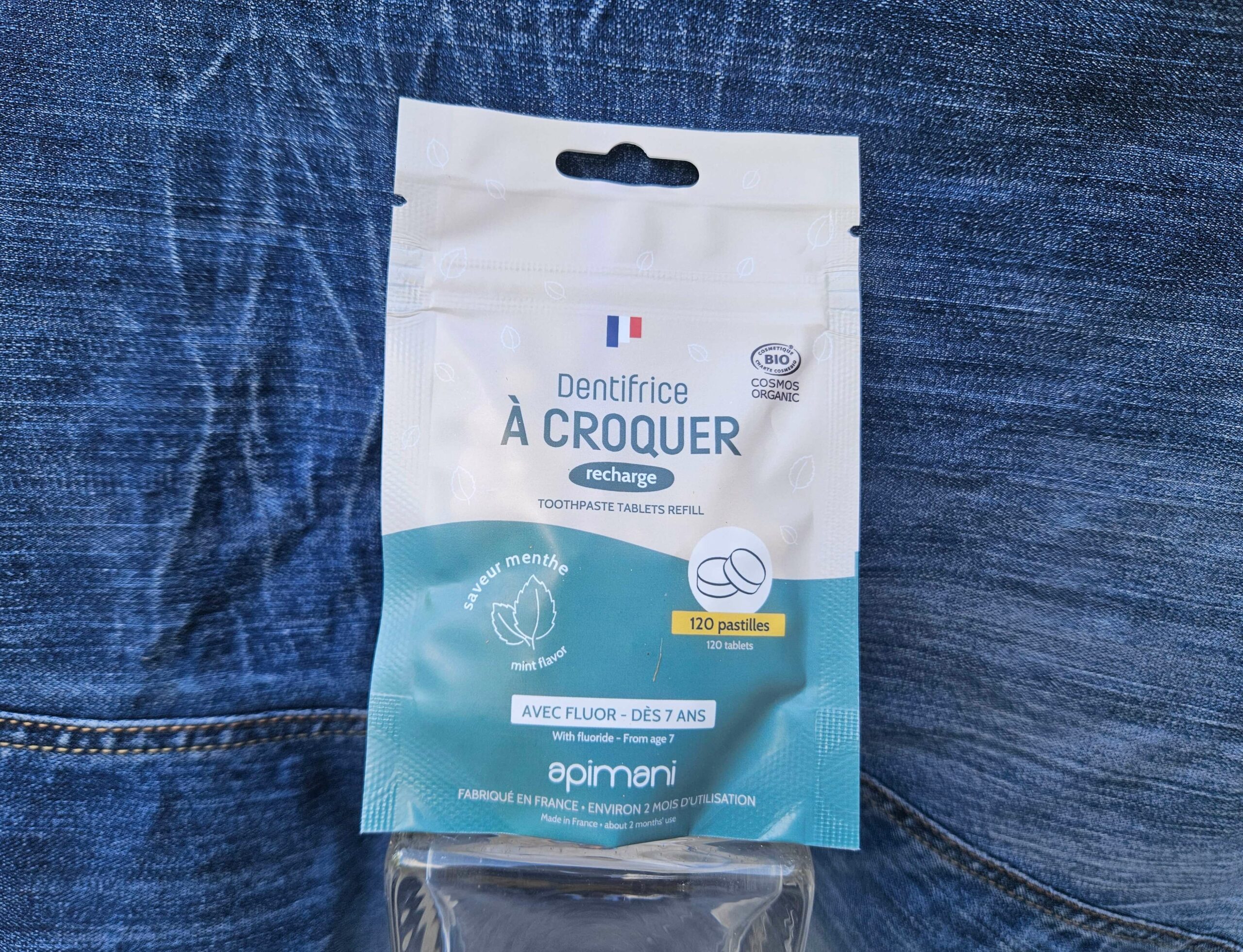 Accessoire zéro déchet de la savonnerie artisanale Sabuni & Cie. Dentifrice solide à croquer. Fait en France. Dentifrice sur fond bleu jeans.