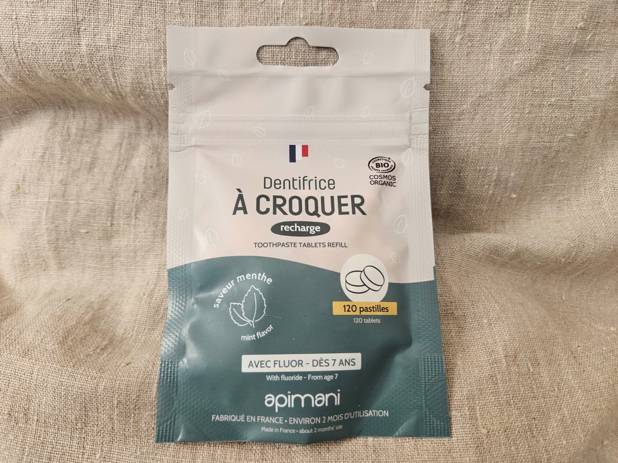 Accessoire zéro déchet de la savonnerie artisanale Sabuni & Cie. Dentifrice solide à croquer. Fait en France. Dentifrice sur fond en fibre naturelle.