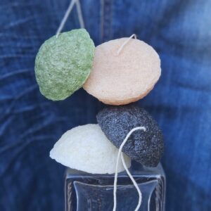 Accessoire zéro déchet de la savonnerie artisanale Sabuni & Cie. Véritable éponge konjac bio du Japon. Eponge konjac sur fond bleu jeans.