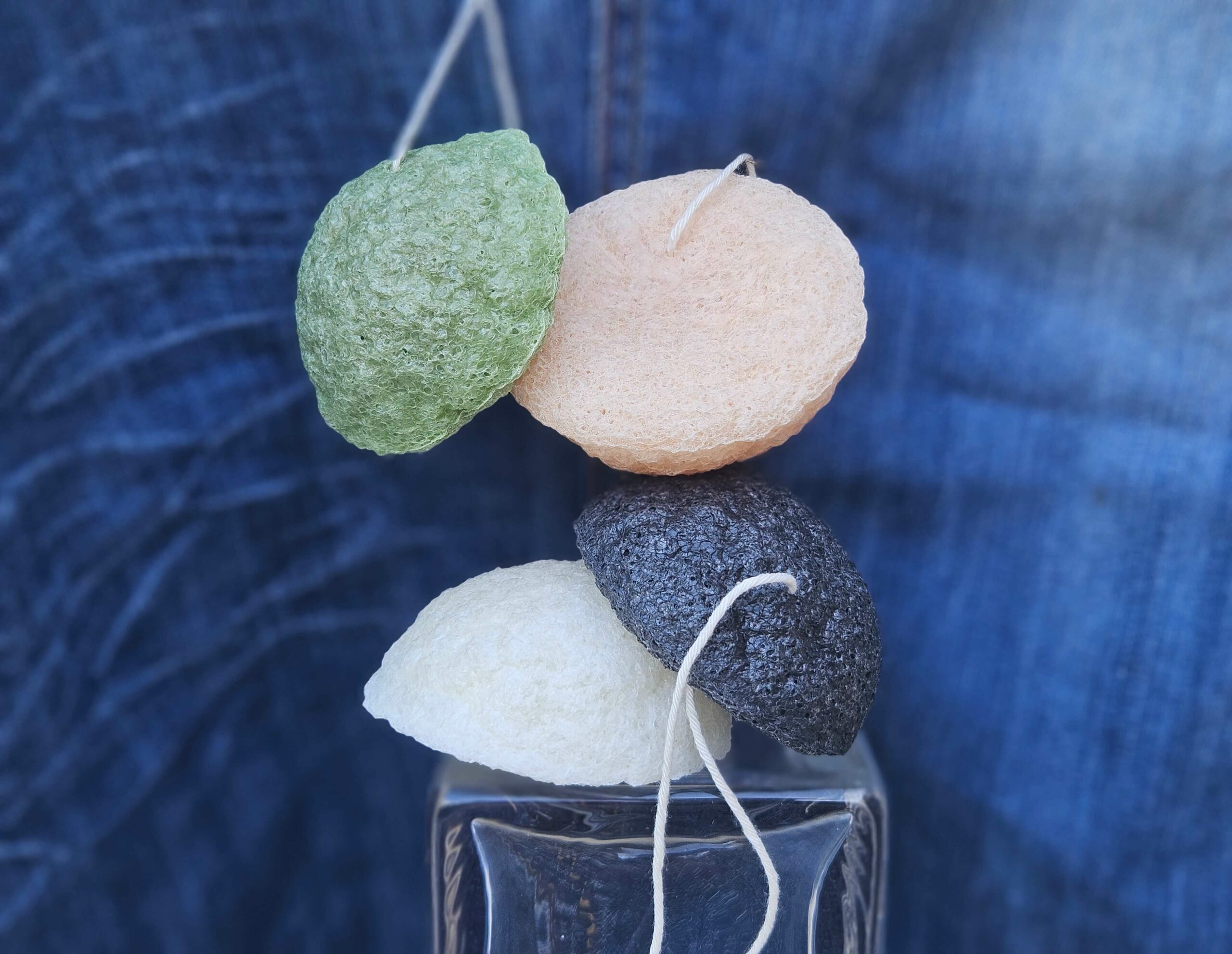 Accessoire zéro déchet de la savonnerie artisanale Sabuni & Cie. Véritable éponge konjac bio du Japon. Eponge konjac sur fond bleu jeans.