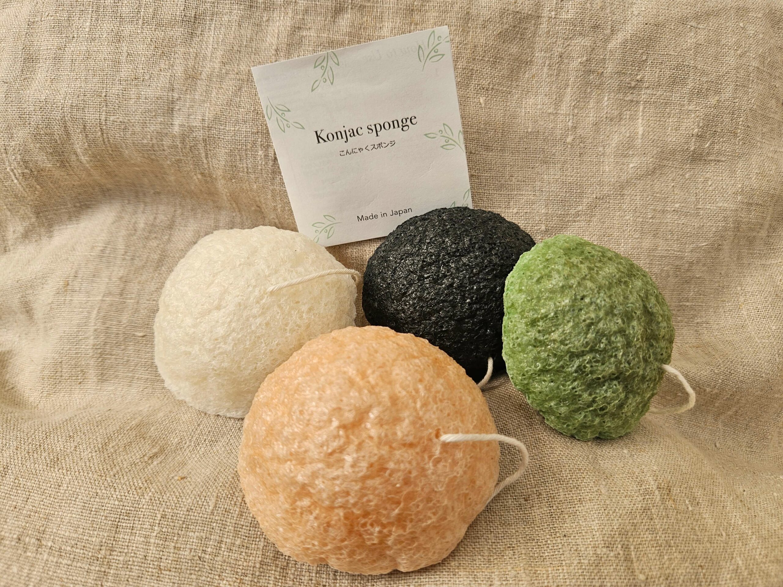 Accessoire zéro déchet de la savonnerie artisanale Sabuni & Cie. Véritable éponge konjac bio du Japon. Eponge konjac sur fond en fibre naturelle.