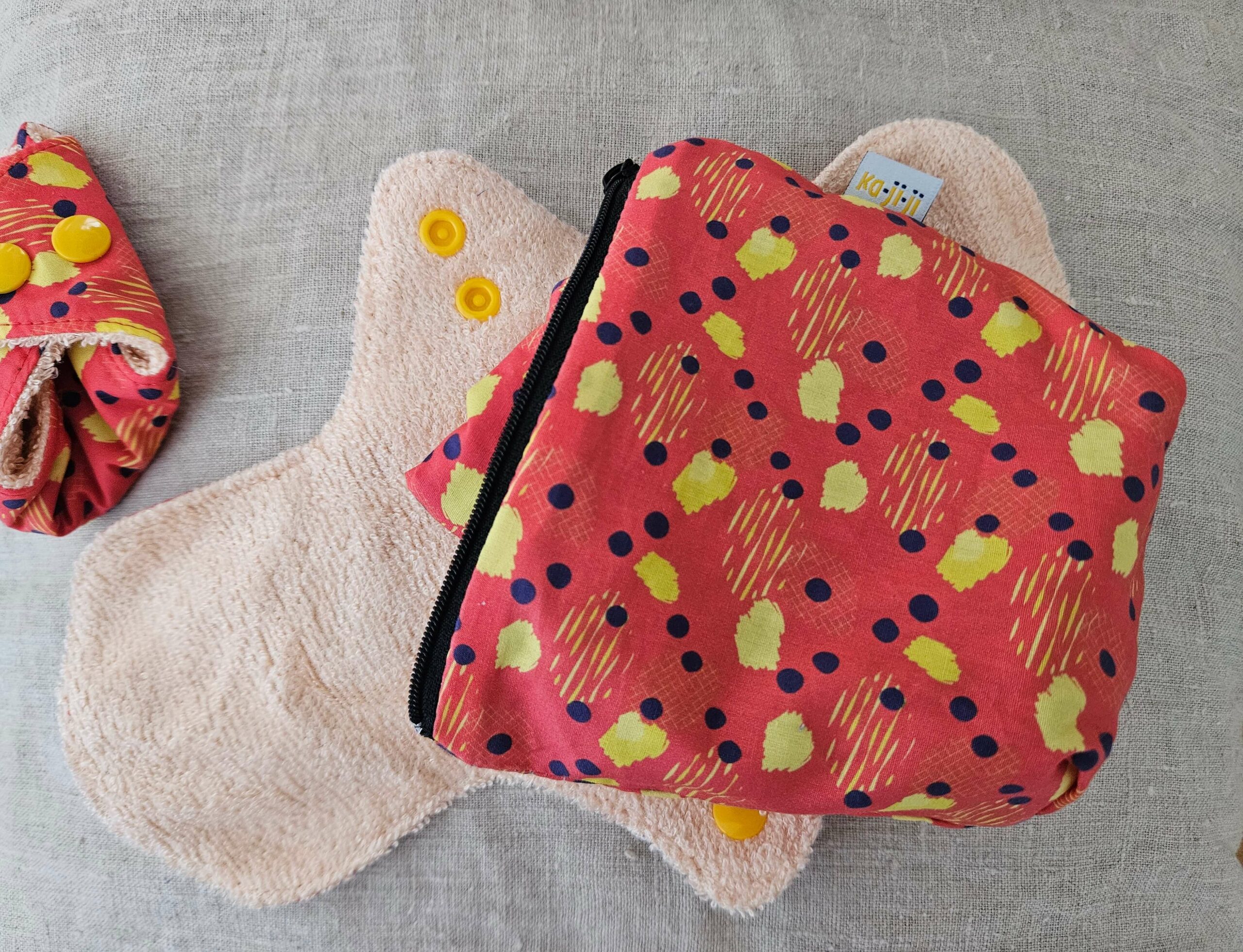 Accessoire zéro déchet de la savonnerie artisanale Sabuni & Cie. Serviettes menstruelles écologiques & solidaires. Fait en France. Protections hygiéniques sur fond en fibre naturelle.