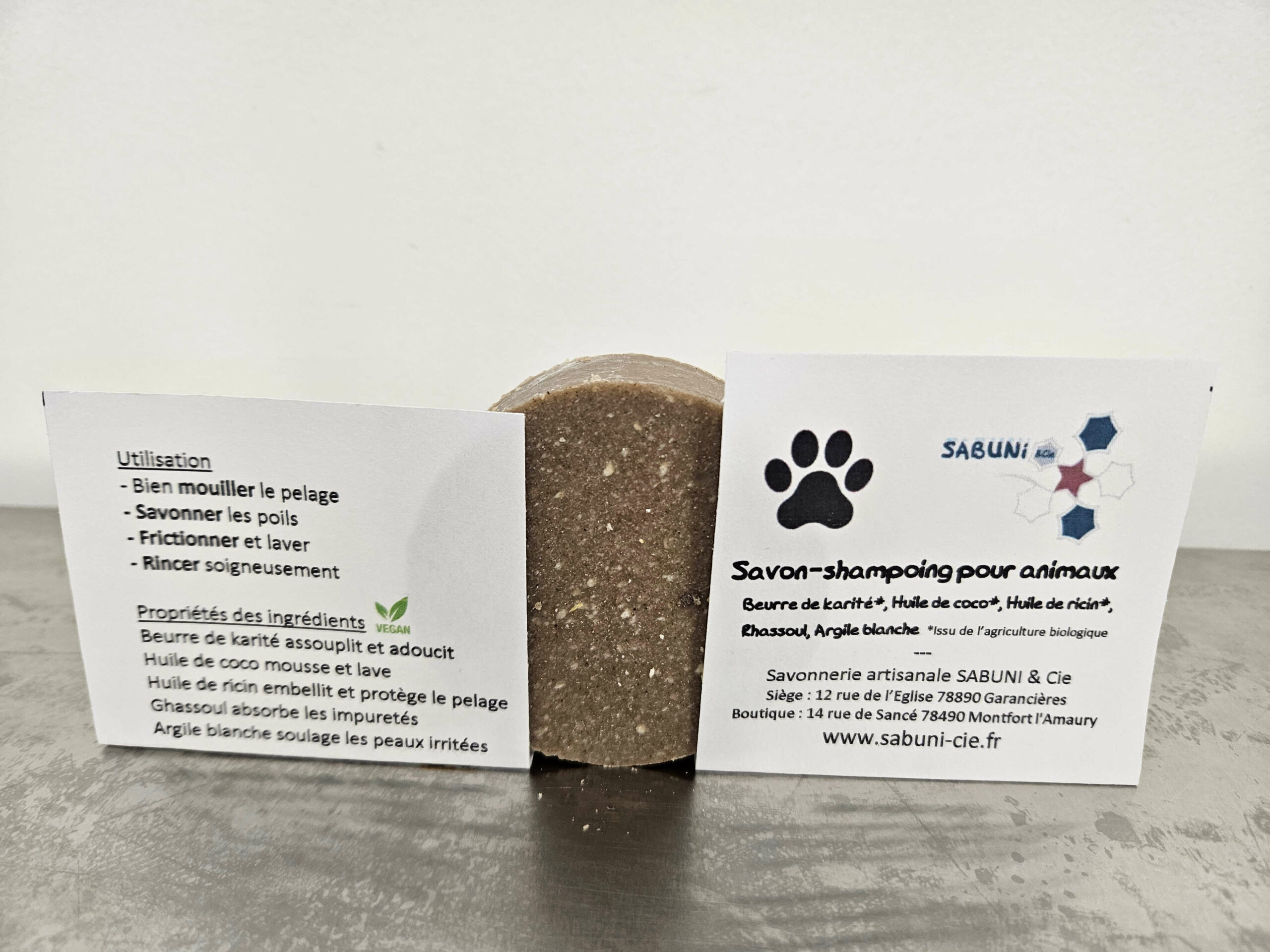 Savon shampoing solide pour animaux de la savonnerie artisanale Sabuni & Cie. Savon solide destiné aux animaux de compagnie (chiens, chats, chevaux …) avec mode d’utilisation, mode d’emploi